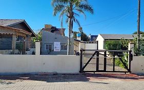 Casa com 2 quartos, garagem, a 3 quadras da praia!